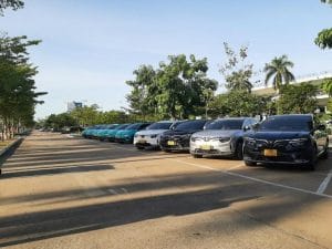 Tài xế Taxi Gào đón khách bằng xe điện VinFast tại sân bay Pleiku